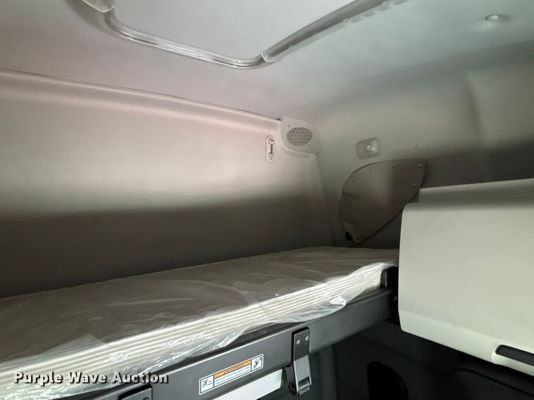 image for item YA3950 2021 Freightliner Cascadia semi truck