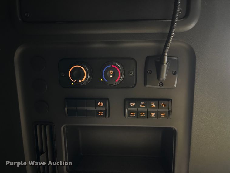 image for item YA3950 2021 Freightliner Cascadia semi truck