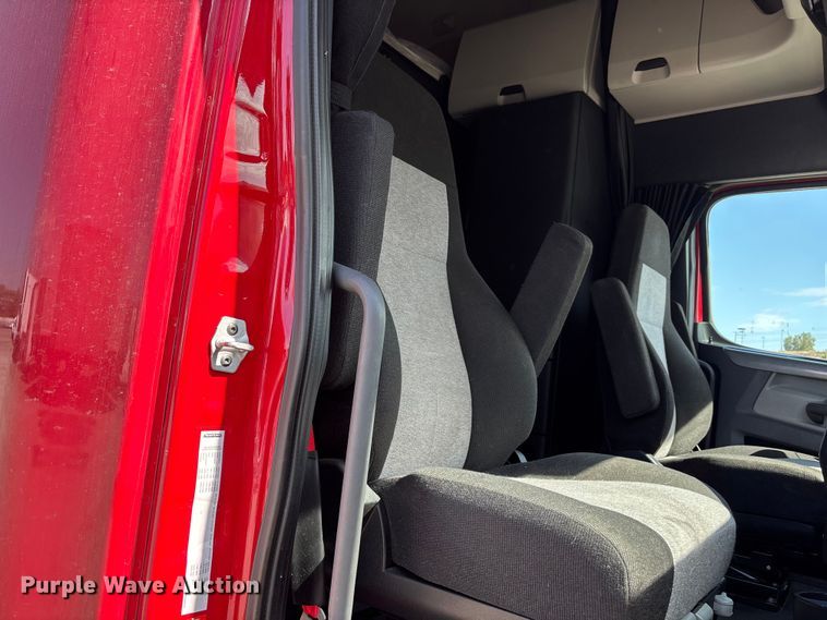 image for item YA3950 2021 Freightliner Cascadia semi truck