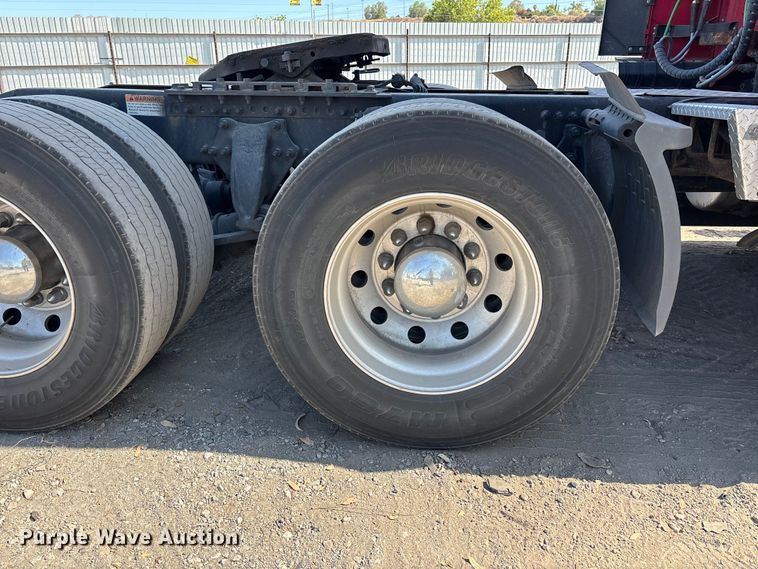 image for item YA3950 2021 Freightliner Cascadia semi truck