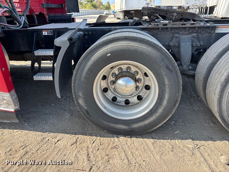 image for item YA3950 2021 Freightliner Cascadia semi truck