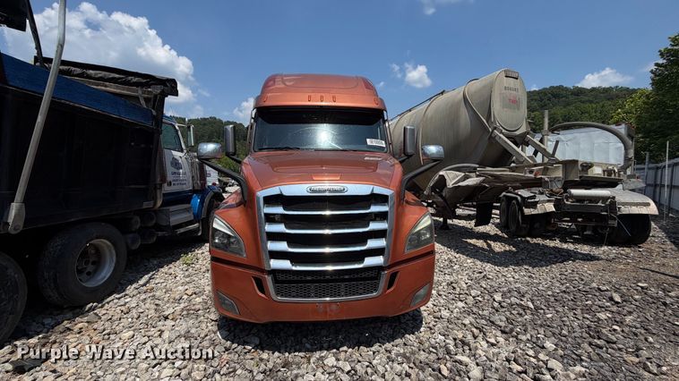 image for item YA3953 2022 Freightliner Cascadia semi truck