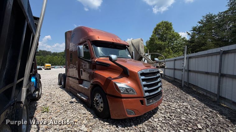 image for item YA3953 2022 Freightliner Cascadia semi truck