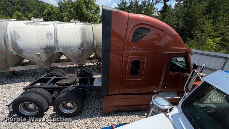 image for item YA3953 2022 Freightliner Cascadia semi truck