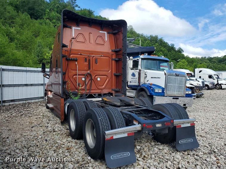 image for item YA3953 2022 Freightliner Cascadia semi truck