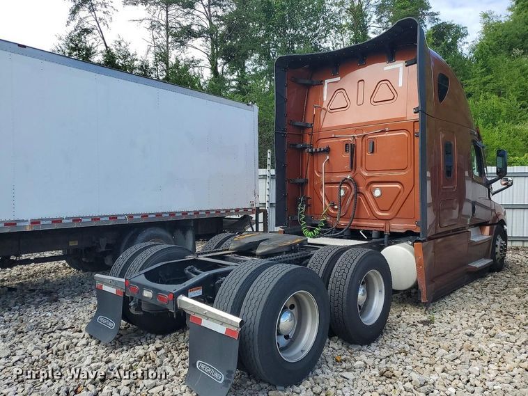 image for item YA3953 2022 Freightliner Cascadia semi truck