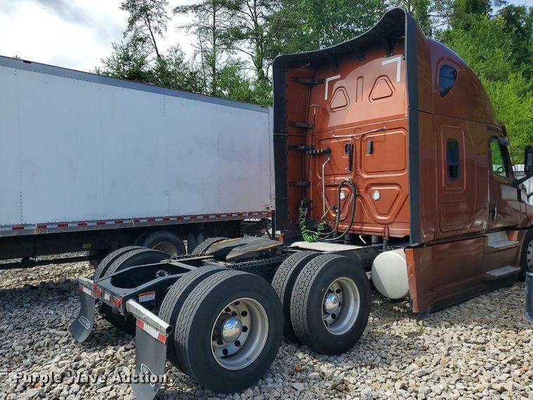 image for item YA3953 2022 Freightliner Cascadia semi truck