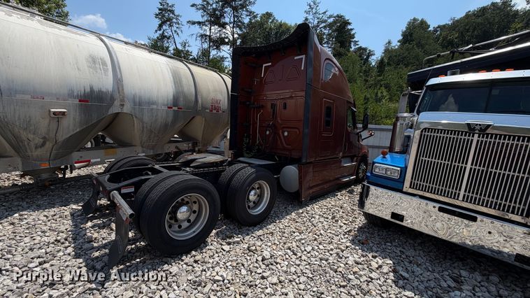 image for item YA3953 2022 Freightliner Cascadia semi truck