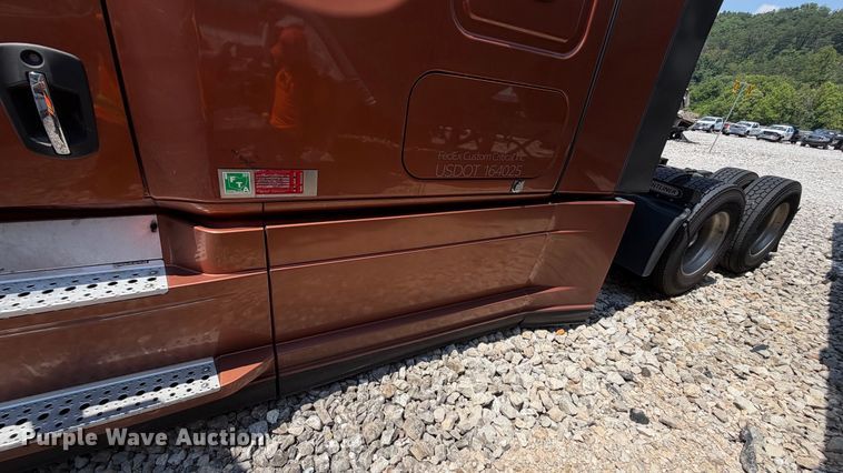 image for item YA3953 2022 Freightliner Cascadia semi truck