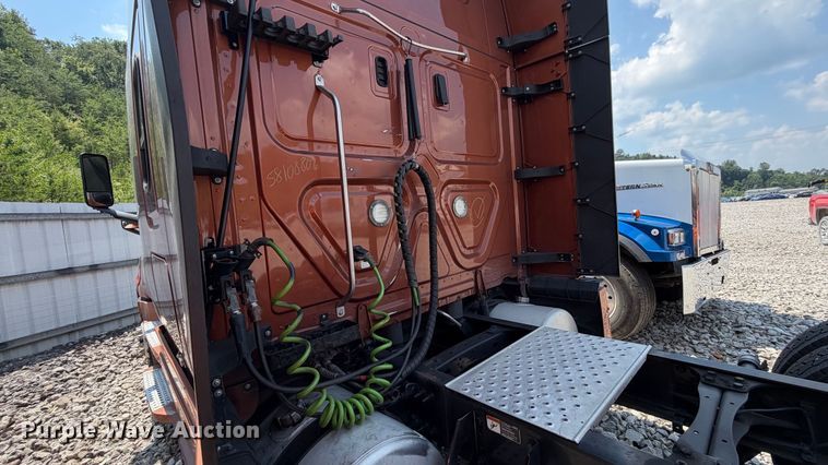 image for item YA3953 2022 Freightliner Cascadia semi truck