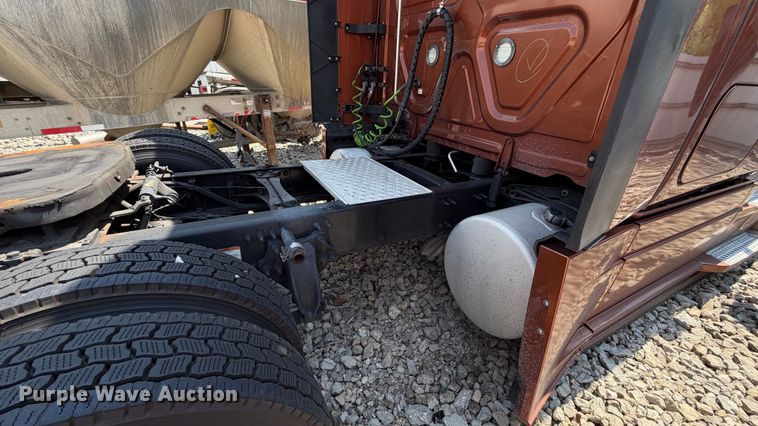 image for item YA3953 2022 Freightliner Cascadia semi truck