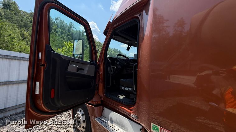 image for item YA3953 2022 Freightliner Cascadia semi truck