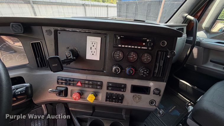 image for item YA3953 2022 Freightliner Cascadia semi truck