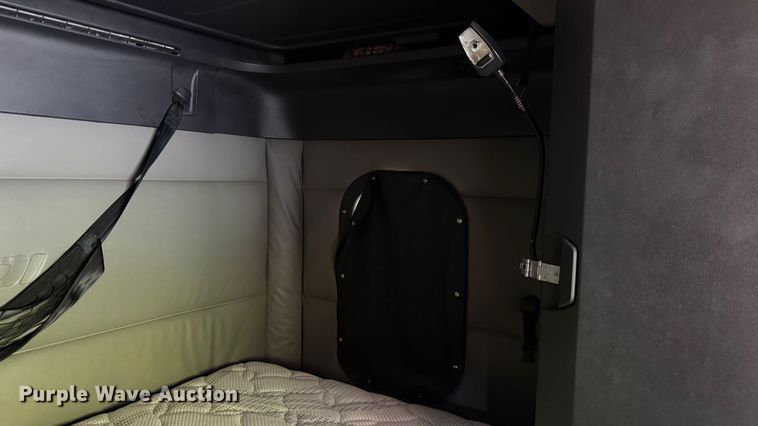 image for item YA3953 2022 Freightliner Cascadia semi truck