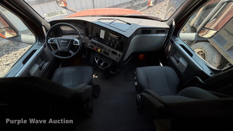 image for item YA3953 2022 Freightliner Cascadia semi truck