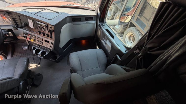 image for item YA3953 2022 Freightliner Cascadia semi truck