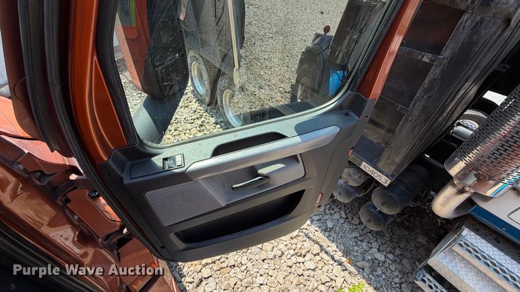 image for item YA3953 2022 Freightliner Cascadia semi truck