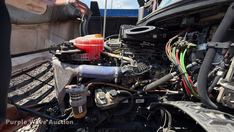 image for item YA3953 2022 Freightliner Cascadia semi truck