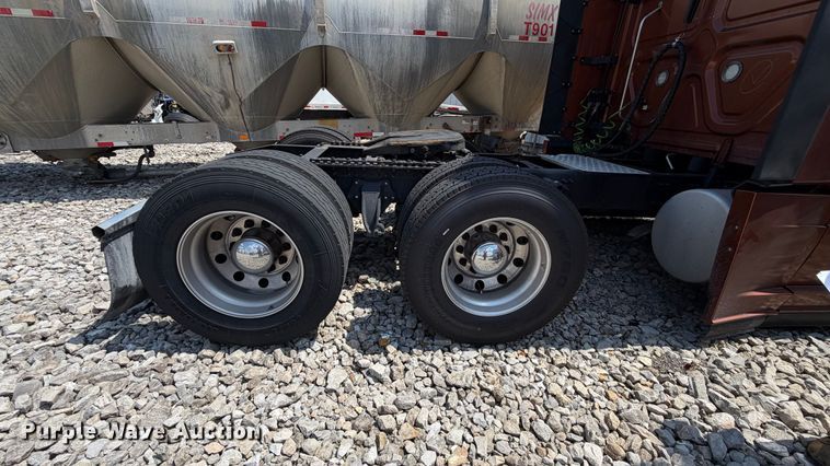 image for item YA3953 2022 Freightliner Cascadia semi truck