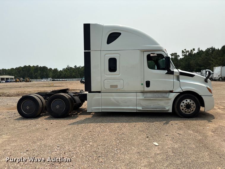 image for item YA4016 2020 Freightliner Cascadia semi truck