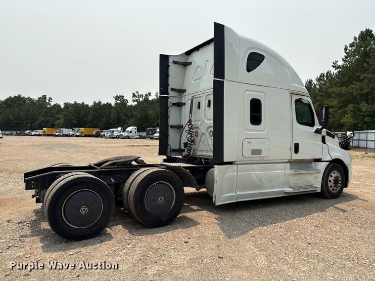 image for item YA4016 2020 Freightliner Cascadia semi truck