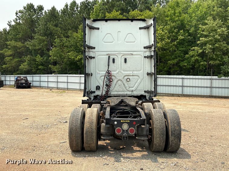 image for item YA4016 2020 Freightliner Cascadia semi truck