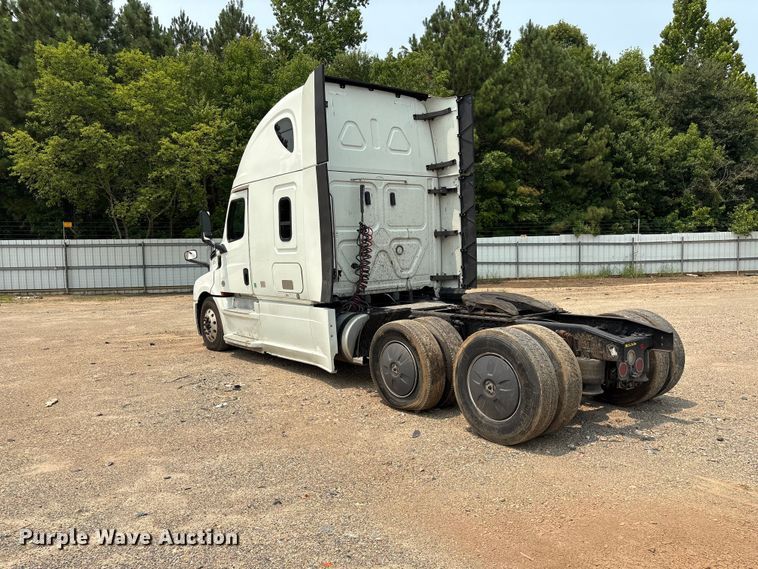 image for item YA4016 2020 Freightliner Cascadia semi truck