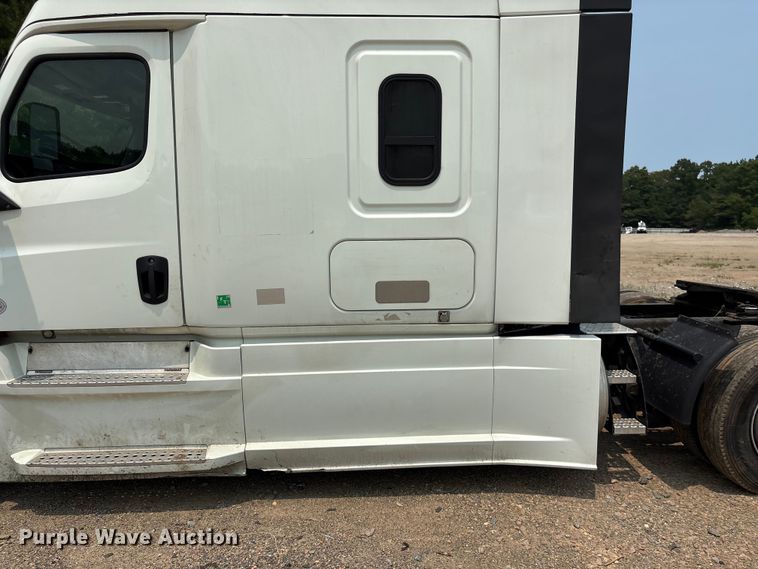 image for item YA4016 2020 Freightliner Cascadia semi truck