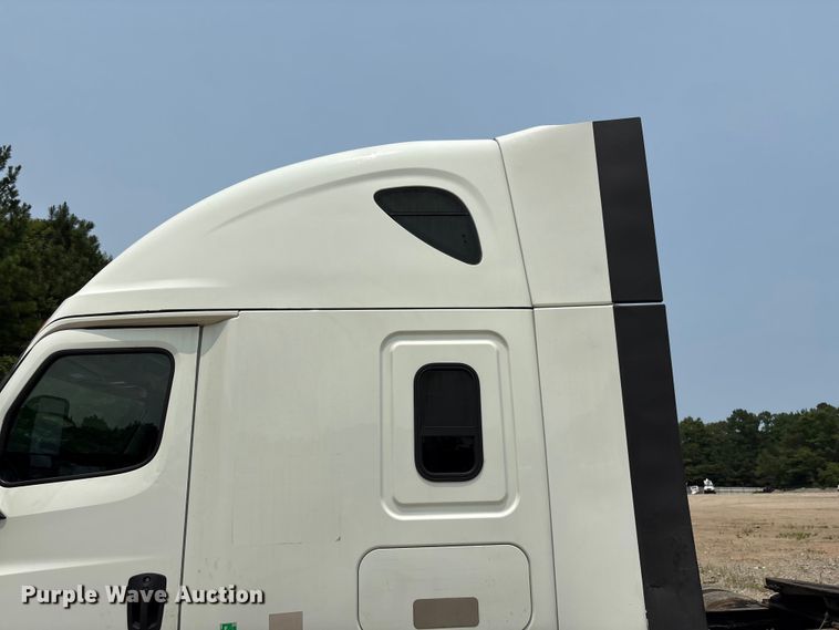 image for item YA4016 2020 Freightliner Cascadia semi truck