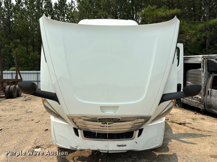 image for item YA4016 2020 Freightliner Cascadia semi truck