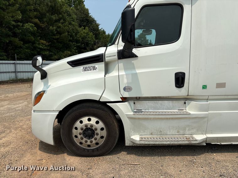image for item YA4016 2020 Freightliner Cascadia semi truck