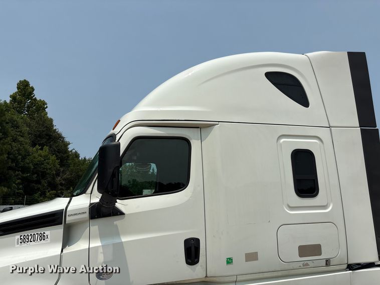 image for item YA4016 2020 Freightliner Cascadia semi truck