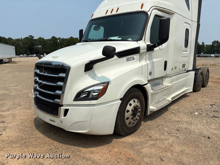 image for item YA4016 2020 Freightliner Cascadia semi truck