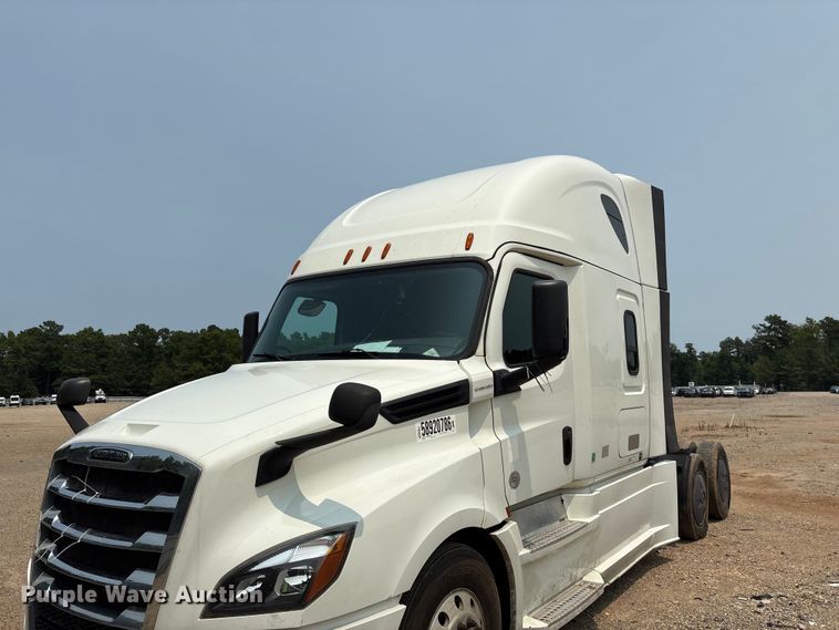 image for item YA4016 2020 Freightliner Cascadia semi truck