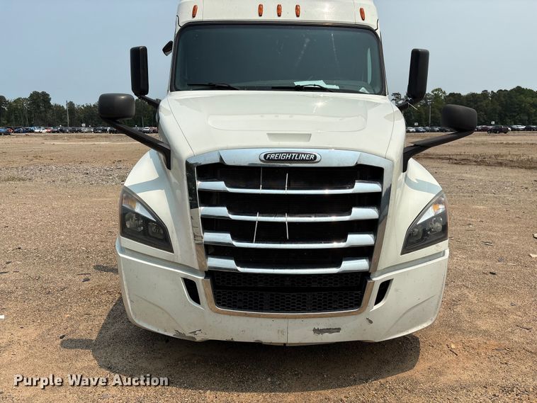 image for item YA4016 2020 Freightliner Cascadia semi truck