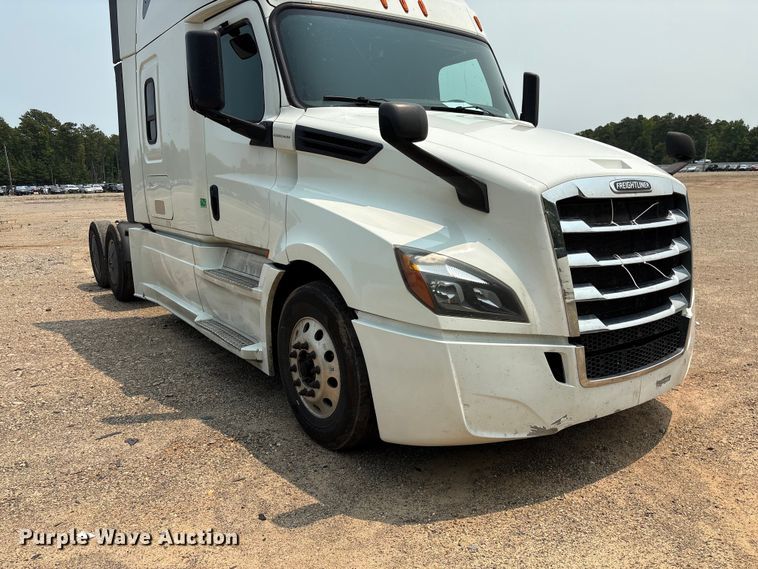 image for item YA4016 2020 Freightliner Cascadia semi truck
