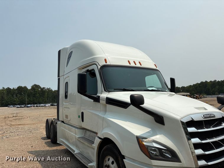 image for item YA4016 2020 Freightliner Cascadia semi truck