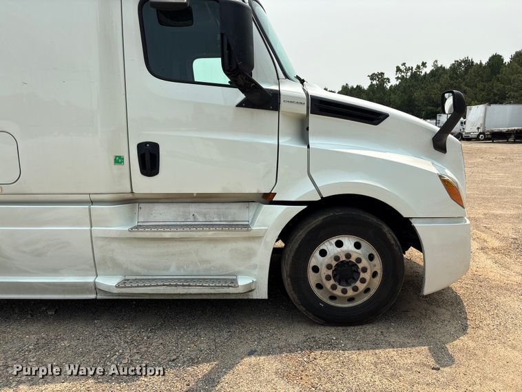 image for item YA4016 2020 Freightliner Cascadia semi truck