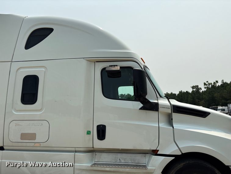 image for item YA4016 2020 Freightliner Cascadia semi truck