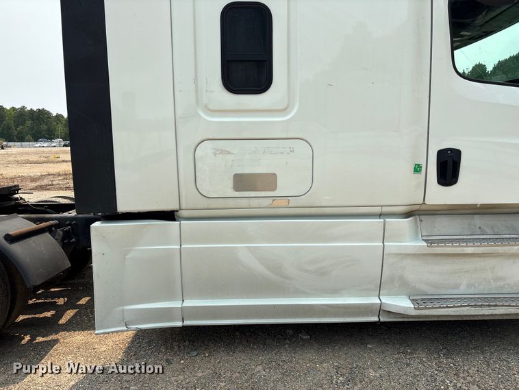 image for item YA4016 2020 Freightliner Cascadia semi truck
