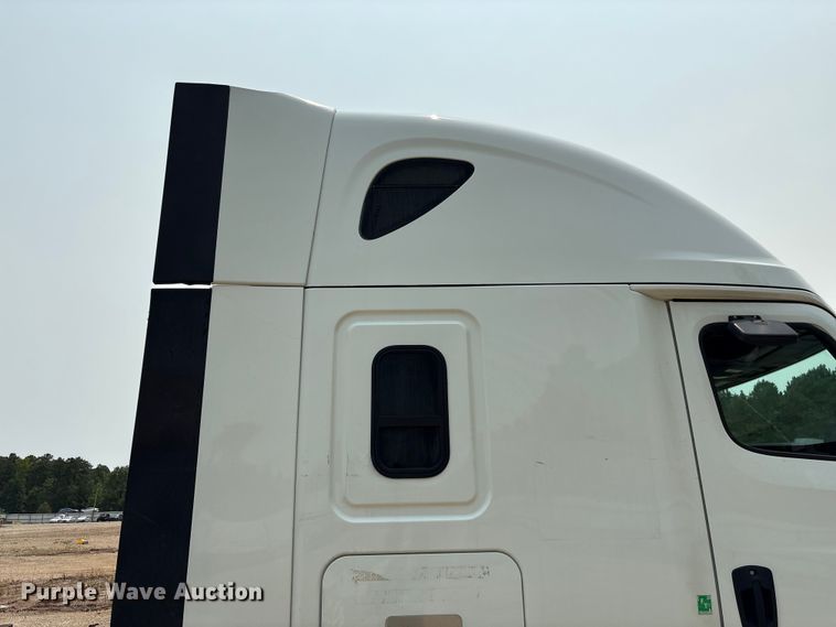 image for item YA4016 2020 Freightliner Cascadia semi truck