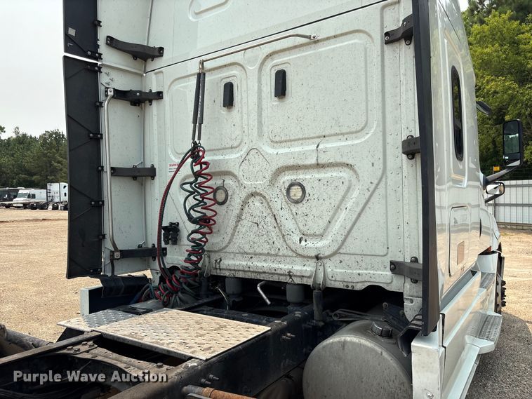 image for item YA4016 2020 Freightliner Cascadia semi truck