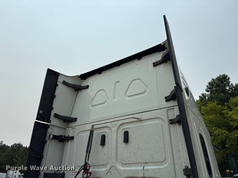 image for item YA4016 2020 Freightliner Cascadia semi truck