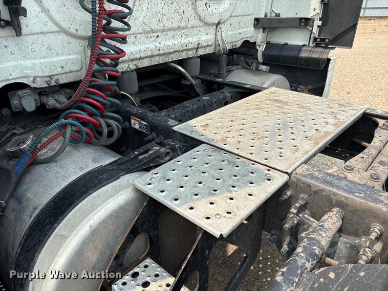 image for item YA4016 2020 Freightliner Cascadia semi truck