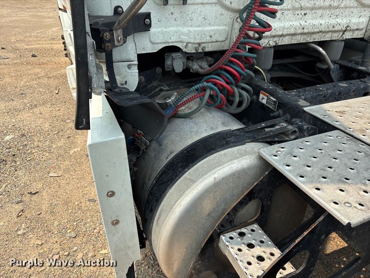 image for item YA4016 2020 Freightliner Cascadia semi truck