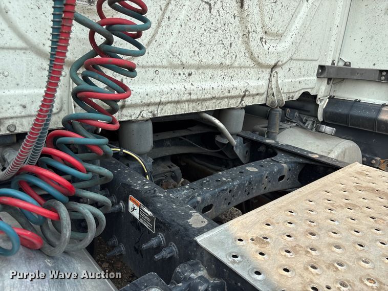 image for item YA4016 2020 Freightliner Cascadia semi truck