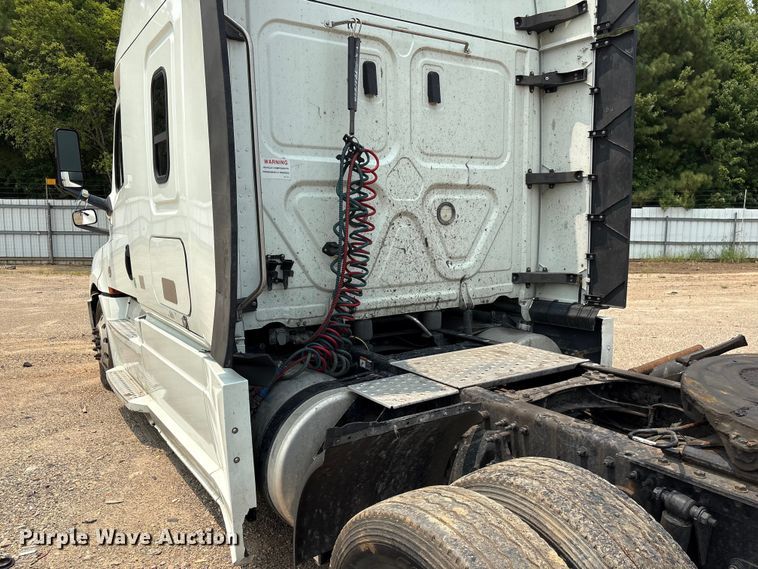 image for item YA4016 2020 Freightliner Cascadia semi truck