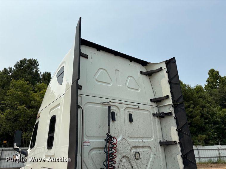 image for item YA4016 2020 Freightliner Cascadia semi truck