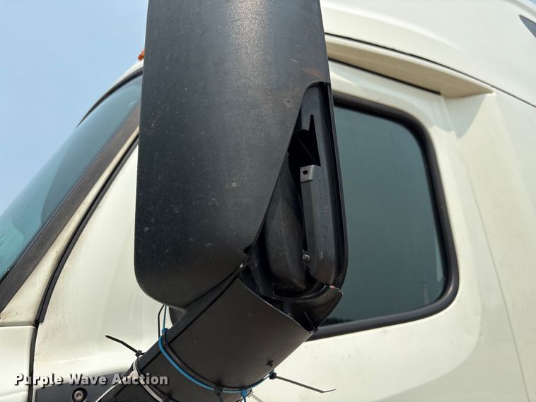image for item YA4016 2020 Freightliner Cascadia semi truck