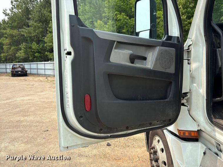 image for item YA4016 2020 Freightliner Cascadia semi truck